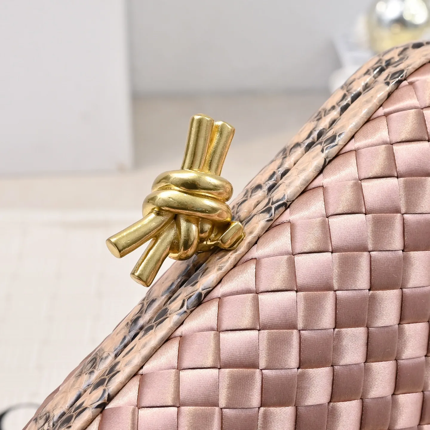 Batch 1460 #BV Knot woven evening bag series ~ Each bag reveals exquisite elegance💫Iconic classic silk weaving➕snake skin trimming with knot buckle, soft and delicate feel. The design is small and exquisite, low-key without logo, elegant and elegant. Paired with evening dress or cheongsam, it has the atmosphere of a famous and wealthy lady. Full of aura and invincible texture💃 Model: 7622 Dimensions: 20x12x5.5